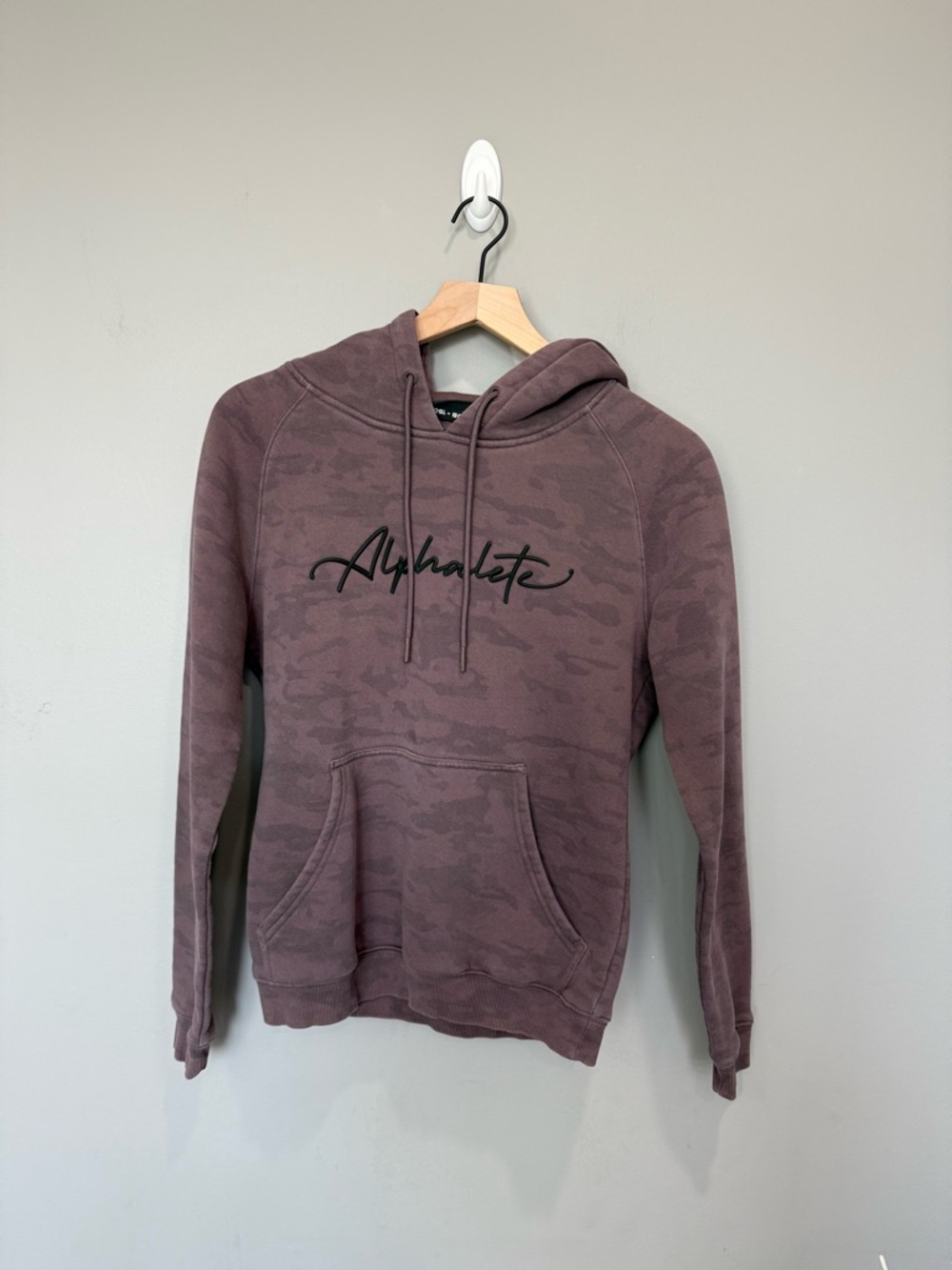 Alphalete Men's Hooded Sweatshirt in Mauve‎ Camo Size small